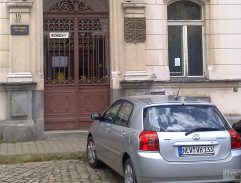 Před okresním úřadem