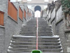 Na schodech u viaduktu