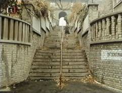 Na schodech u viaduktu