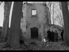 Kluci u zřícené zdi