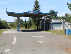 Na benzínové pumpě