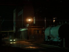 Auto mafiánů v areálu továrny