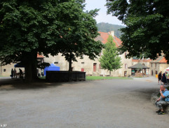 Na hradním nádvoří