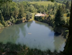 Koupání v jezírku