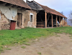 polorozpadnutý statok