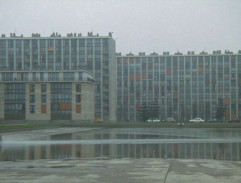 Phil na motorce v bazénku