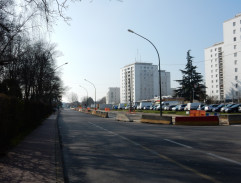 Emil odjíždí z města