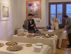 Olga krade jídlo z rautu