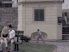 Simon shání starý papír