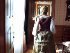 Adélka utíká zámkem