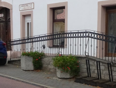 Dievča uteká po ulici