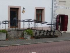 žena vchádza do banky