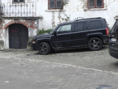 úvodné titulky, muži s vozíkmi