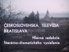 úvodné titulky, statický záber na mesto