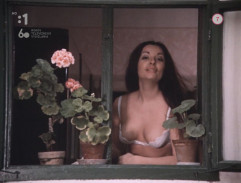 úvodné titulky, žena v spodnej bielizni