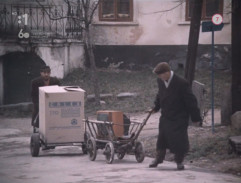 úvodné titulky, muži s vozíkmi