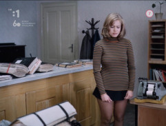 žena stojí v rozpakoch