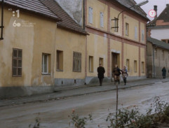 Záber na utekajúcu matku s dcérou