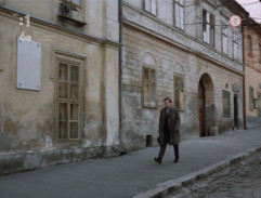 Tajomník prichádza rýchlym krokom na MNV