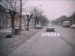 úvodné titulky, približujúce sa auto