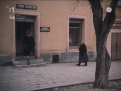 žena vchádza do banky