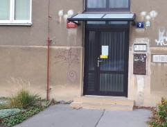 před domem Pidlocha