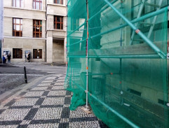 Gabriela před domem