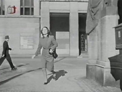 Gabriela před domem