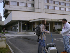 Franta a Čočkin před hotelem