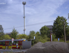 Luděk na tramvajové zastávce