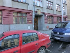 Na ulici před prodejnou