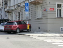 Karel čeká na ulici