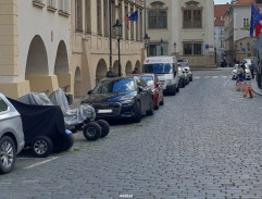 Na ulici před domem Karla