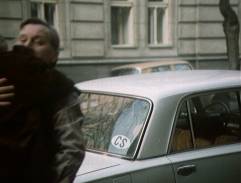 Na ulici před domem Anny