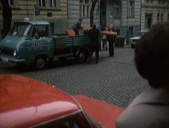 Taxi na ulici před domem Anny