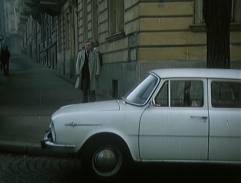 Karel čeká na ulici