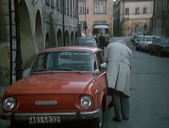 Na ulici před domem Karla