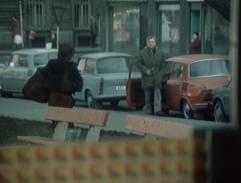 Na ulici mezi zaparkovanými auty