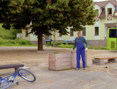 pri zastávke autobusu