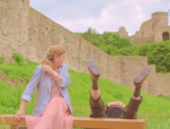 lavička pod hradbami