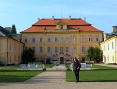 Statkář si nese noviny ze schránky