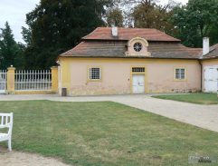 V parčíku před zámkem