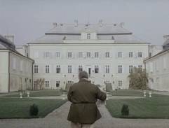 Statkář si nese noviny ze schránky