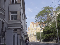 pred domom MUDr. Gábora