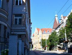 pred domom MUDr. Gábora