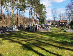 Na hřbitově