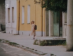 Dievča stojí pred školou