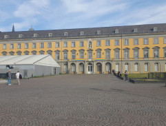 Hotte priváža mamu k múzeu