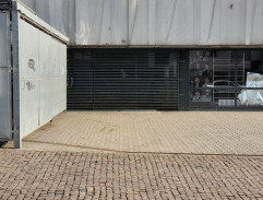 Semir vybieha zadným vchodom z opery