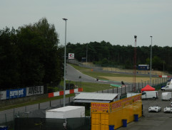 Autá na pretekárskom okruhu